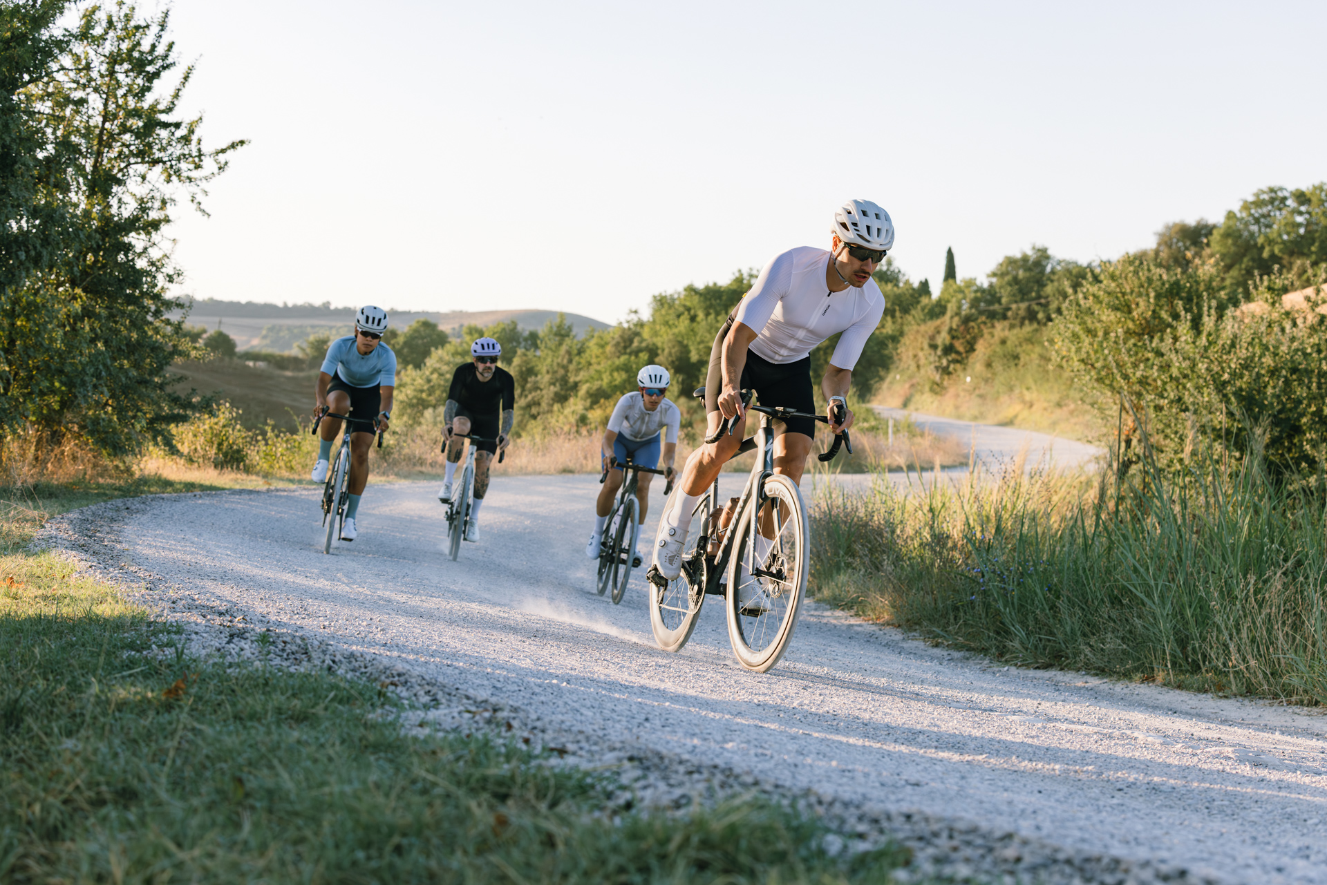 gonso-road-s26-2911_96dpi Rennrad, Bike, Rennradfahrer, Weißes Trikot, Gepflasterte Straße