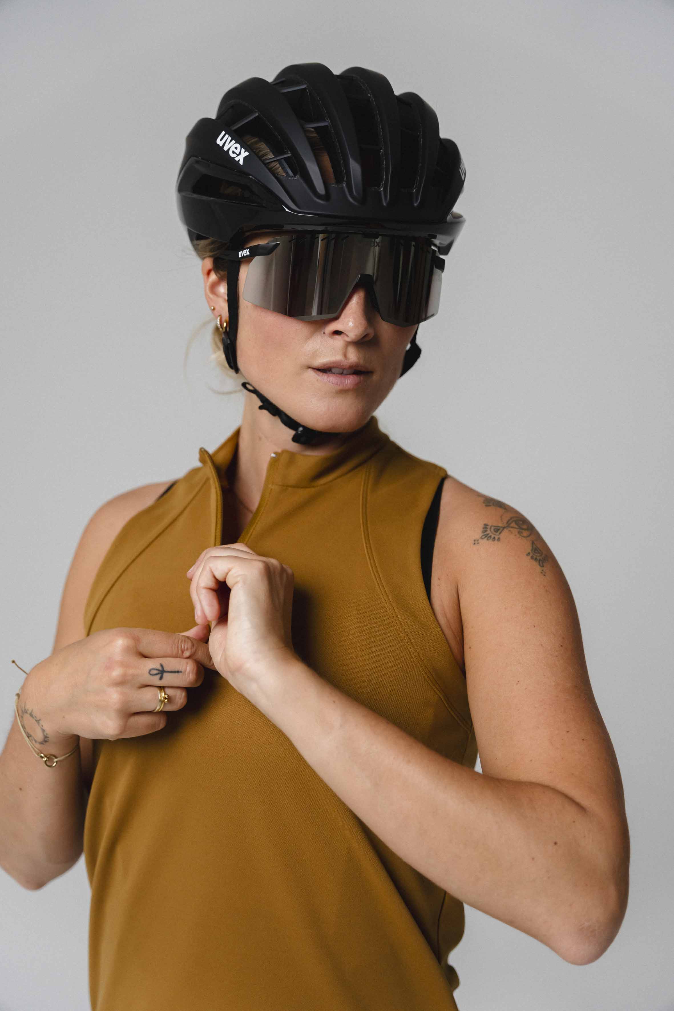 Fahrradhelm, Aerhelmet, Sonnenbrille, Ärmellose Oberteil, Getroffene Arm-Tattoos, Fahrradhelm, Klettverschluss, Sportschutzbrille, Sonnenbrille, Tageskopfmedizin?