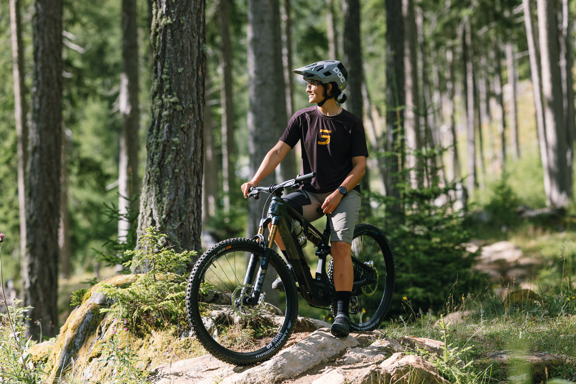 Mountain bike, Vollgefederter Fahrrad, Helm, Shorts, Waldpfad